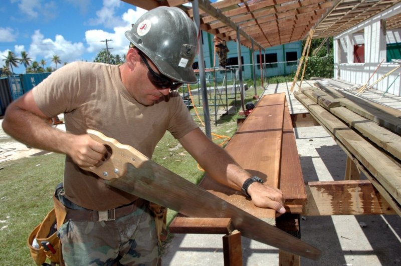 menuisier-MENTON-min_worker_construction_building_carpenter_male_job_build_helmet-893290